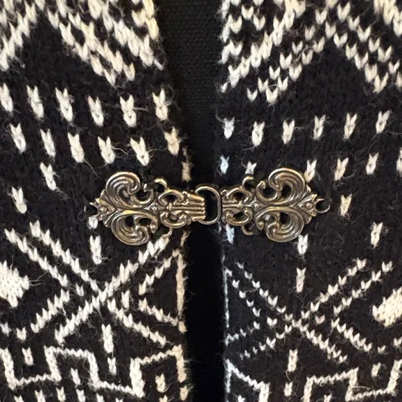 Gimmicks by BKE Black and White Patterned Cardigan with Black Lace Accents - Picture 8 of 14